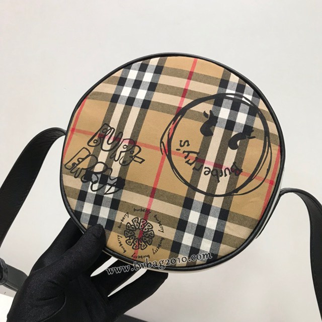 Burberry專櫃經典格紋塗鴉圓餅迷你包 巴寶莉圓餅最新斜背包 yxb1514